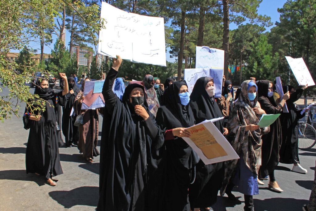 Perempuan Afghanistan berunjuk rasa di Herat, Afghanistan, pada 2 September 2021. Mereka menolak larangan Taliban bagi anak perempuan untuk bersekolah.