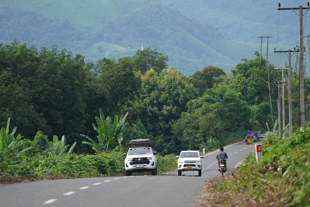 Jalan yang dilalui pesepeda asal Indonesia, Royke Lumowa, yang melakukan perjalanan Jakarta-Paris di Laos.