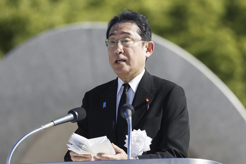 Perdana Menteri Jepang Fumio Kishida berpidato pada peringatan 78 tahun serangan bom atom pertama di dunia di Taman Peringatan Perdamaian, Hiroshima, Jepang, Minggu (6/8/2023).