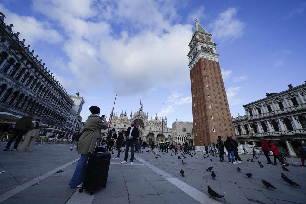 Tourists at St Marks Square in Venice, Italy, Wednesday (24/4/2024).