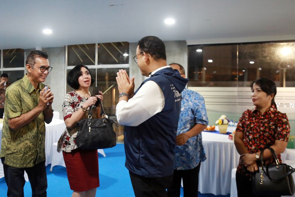 Gubernur DKI Jakarta Anies Baswedan berpamitan dengan anak dari seniman Henk Ngantung, pembuat Monumen Selamat Datang, pada saat kunjungan di Halte Bundaran Hotel Indonesia, Jakarta, Jumat (7/10/2022).  