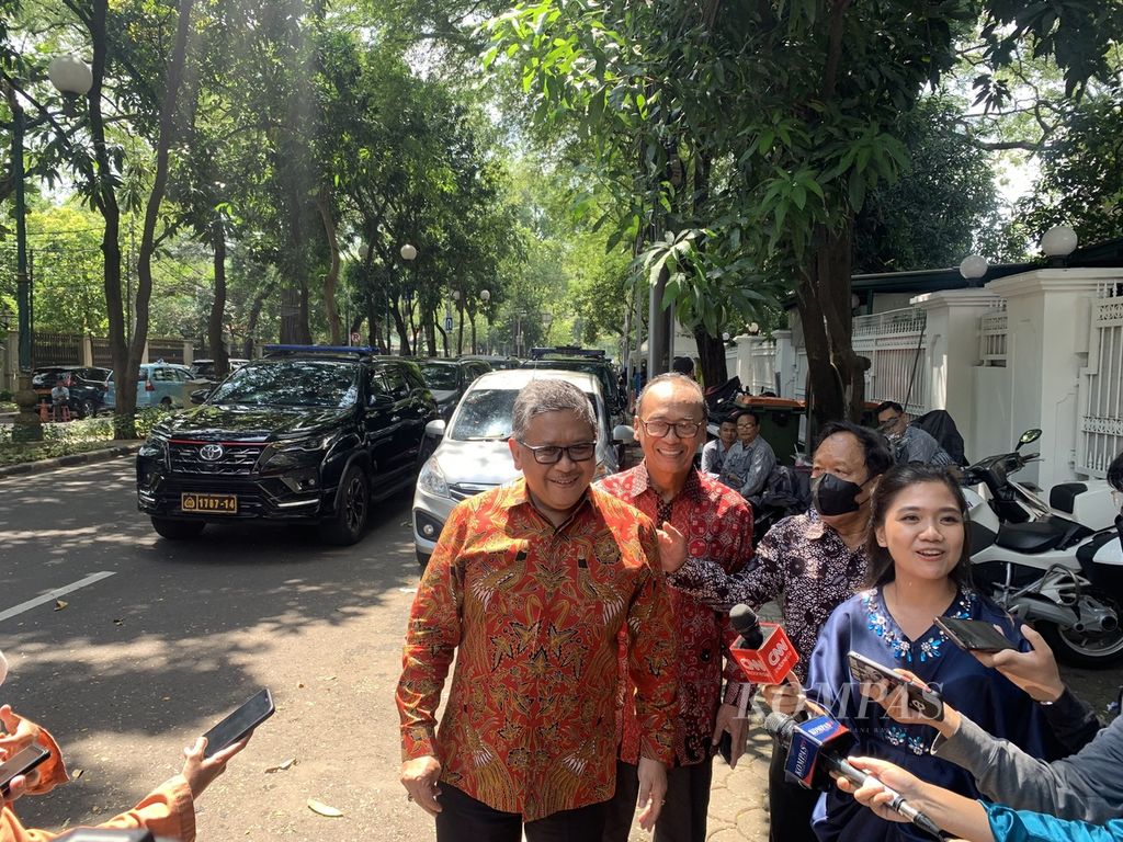 Sekjen PDI-P Hasto Kristiyanto memberikan keterangan kepada awak media seusai bersilaturahmi dengan Ketua Umum PDI-P Megawati Soekarnoputri di depan rumah Megawati, Jalan Teuku Umar, Jakarta, Sabtu (22/4/2023).