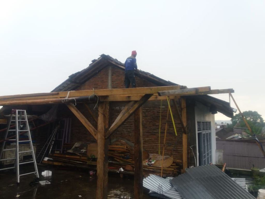 Atap rumah warga rusak akibat angin kencang di Wonosobo, Jawa Tengah, Sabtu (2/4/2022).