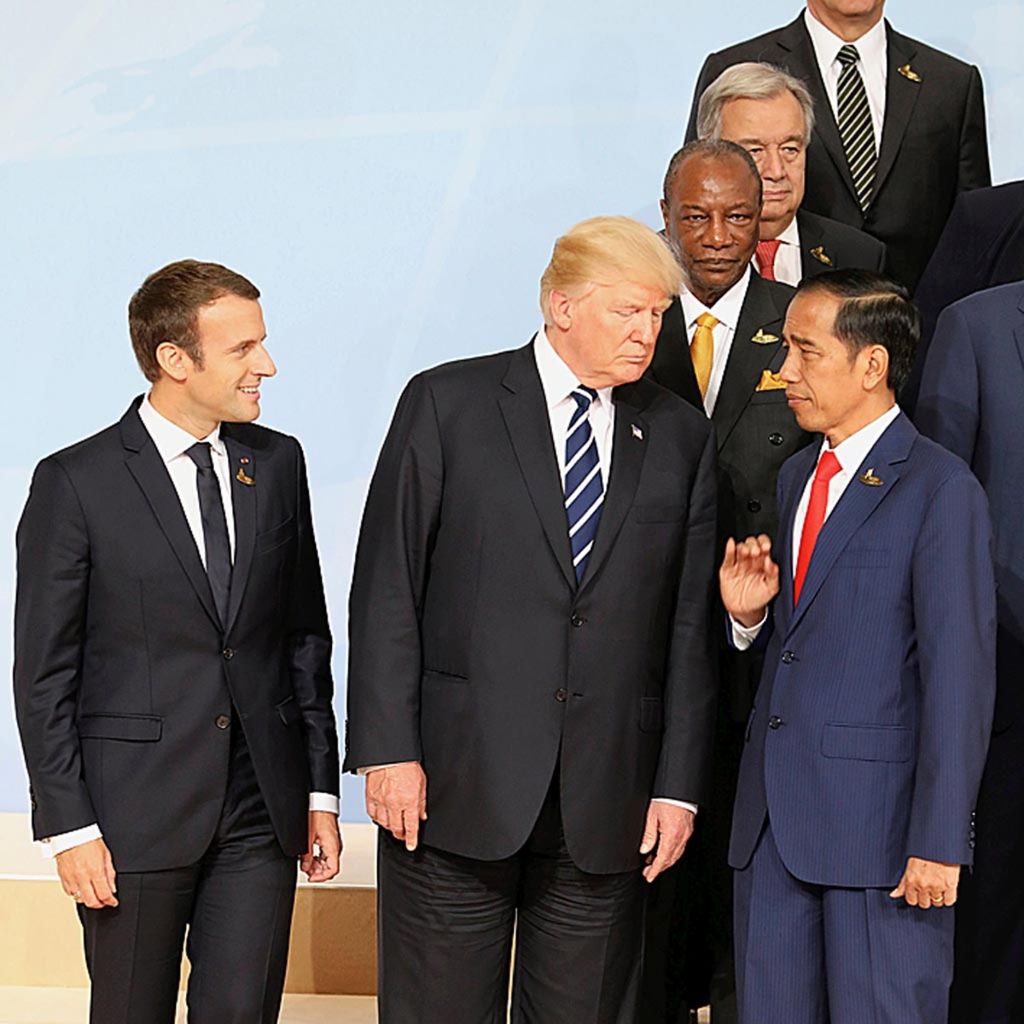 Presiden Amerika Donald Trump berada di antara Presiden Perancis Emmanuel Macron dan Presiden Indonesia Joko Widodo dalam sesi foto pemimpin negara G20 di Hamburg, Jerman, Jumat (7/7/2017).