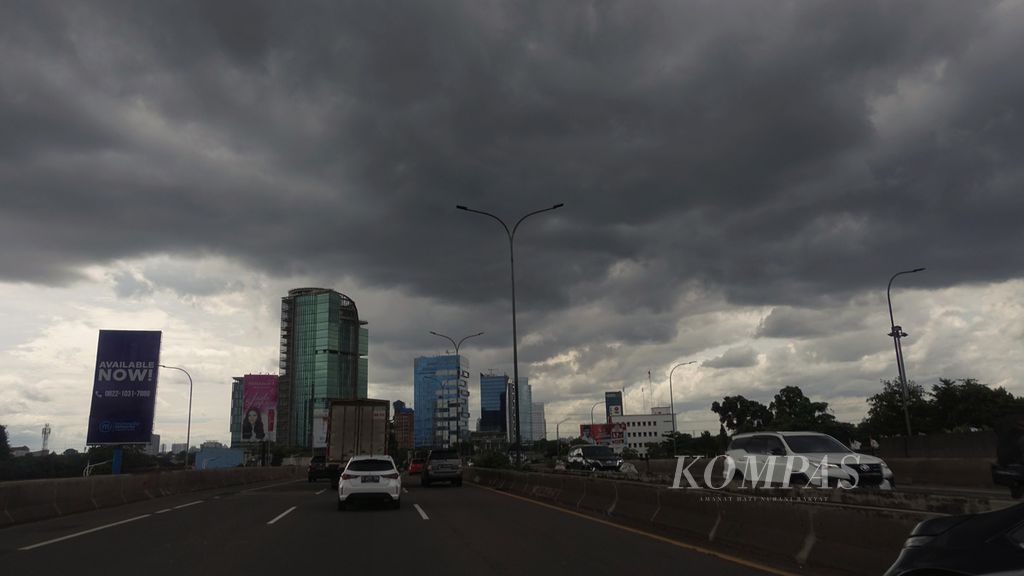 Awan gelap menggelayut di kawasan Pasar Minggu, Jakarta Selatan, Minggu (6/2/2022).