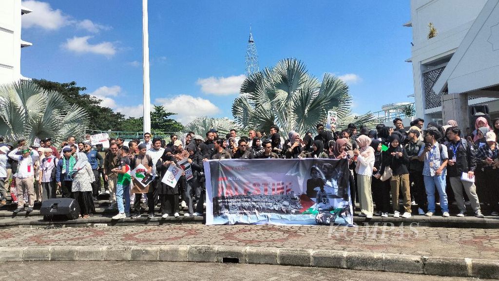 Aksi bela Palestina digelar sivitas akademika Universitas Muhammadiyah Yogyakarta di Kabupaten Bantul, DIY, Selasa (7/5/2024).