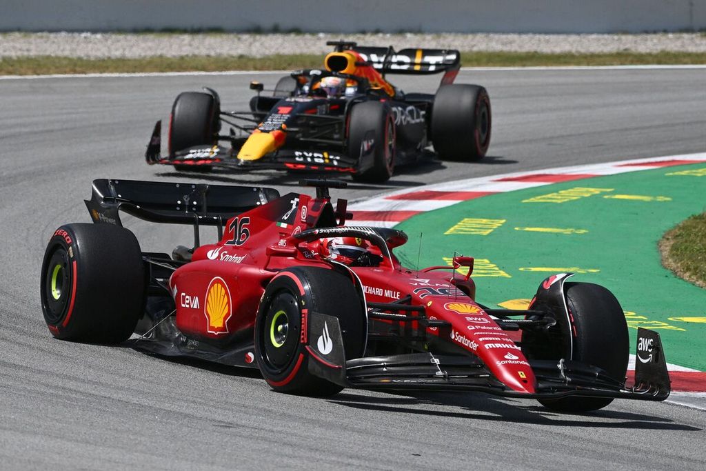 Pebalap Ferrari, Charles Leclerc (depan), dibayangi oleh pebalap Red Bull, Max Verstappen, pada Grand Prix Formula 1 Spanyol di Circuit de Catalunya, Montmello, luar kota Barcelona, Minggu (22/5/2022), sebelum Leclerc harus kembali ke pit karena mobilnya kehilangan tenaga. 