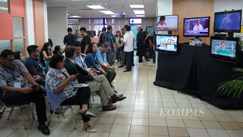 Puluhan tamu dan undangan melihat proses pelaksanaan Quick Count <i>Kompas</i> pada Pemilu 2019 di Kantor <i>Kompas</i>, Jakarta, Rabu (17/4/2019).