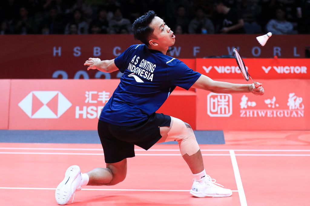 Tunggal putra Indonesia, Anthony Sinisuka Ginting, melawan Viktor Axelsen (Denmark) dalam pertandingan hari ketiga Grup A turnamen Final BWF di Hangzhou Olympics Sports Center, China, Jumat (15/12/2023). Anthony kalah 21-16, 7-21, 13-21.