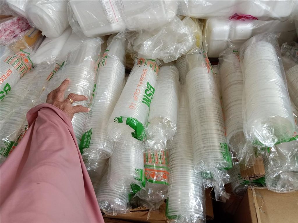 Pedagang gelas plastik dan tempat makanan <i>styrofoam </i>melayani pembeli. Bahan plastik dan <i>styrofoam </i>mengandung bahan berbahaya bagi manusia, juga lingkungan. Oleh sebab itu, Pemprov DKI Jakarta sedang menyiapkan peraturan gubernur (pergub) mengenai larangan penggunaan kantong plastik. Wahana Lingkungan Hidup Indonesia (Walhi) mendukung pergub tersebut dan meminta larangan diperluas, tak hanya soal plastik. 
