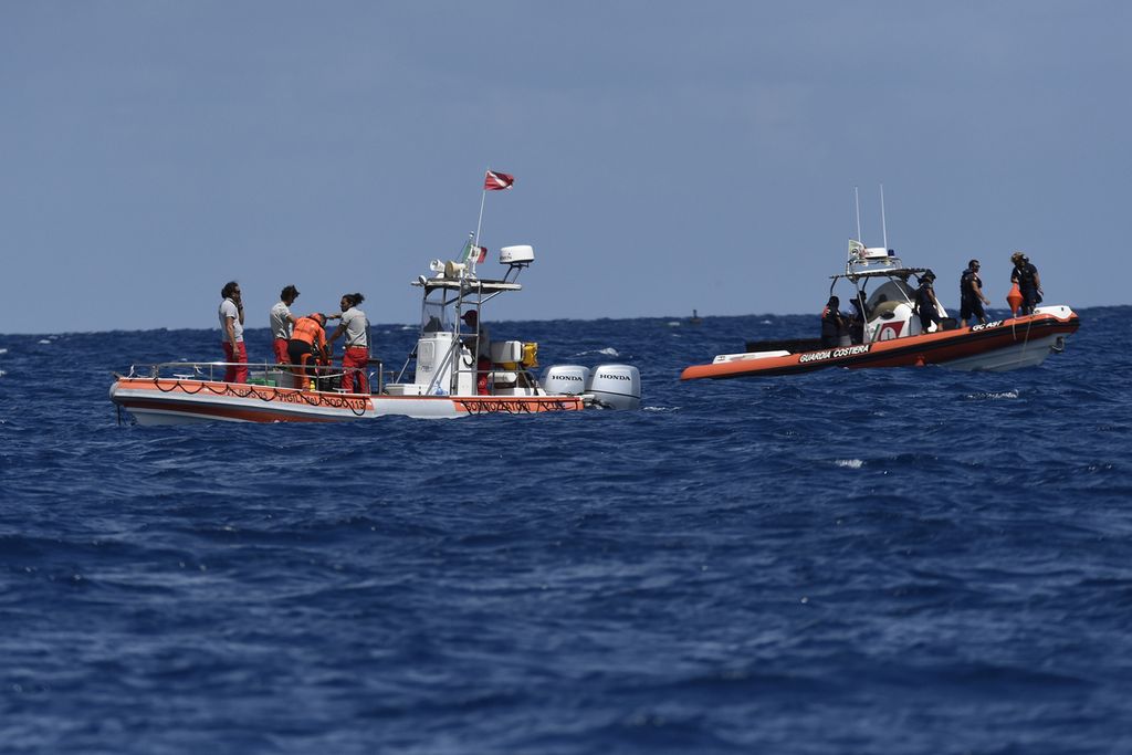 Penyelam dari korps pemadam kebakaran Italia di lokasi pencarian kapal Bayesian yang hilang, di Porticello, Italia selatan, Rabu (21/8/2024). 