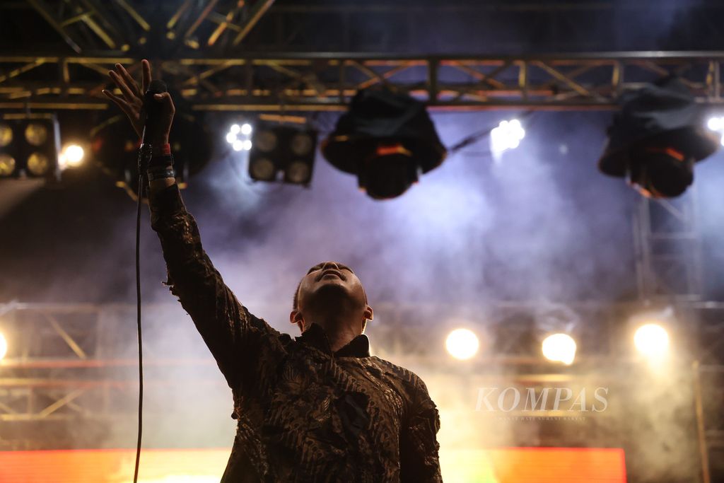 Adjie, vokalis band cadas Down for Life dari Surakarta tampil dalam konser festival Rock in Solo di Benteng Vastenburg, Surakarta, Jawa Tengah, Minggu (30/10/2022). Festival musik keras itu menampilkan 15 grup dari dalam dan luar negeri.