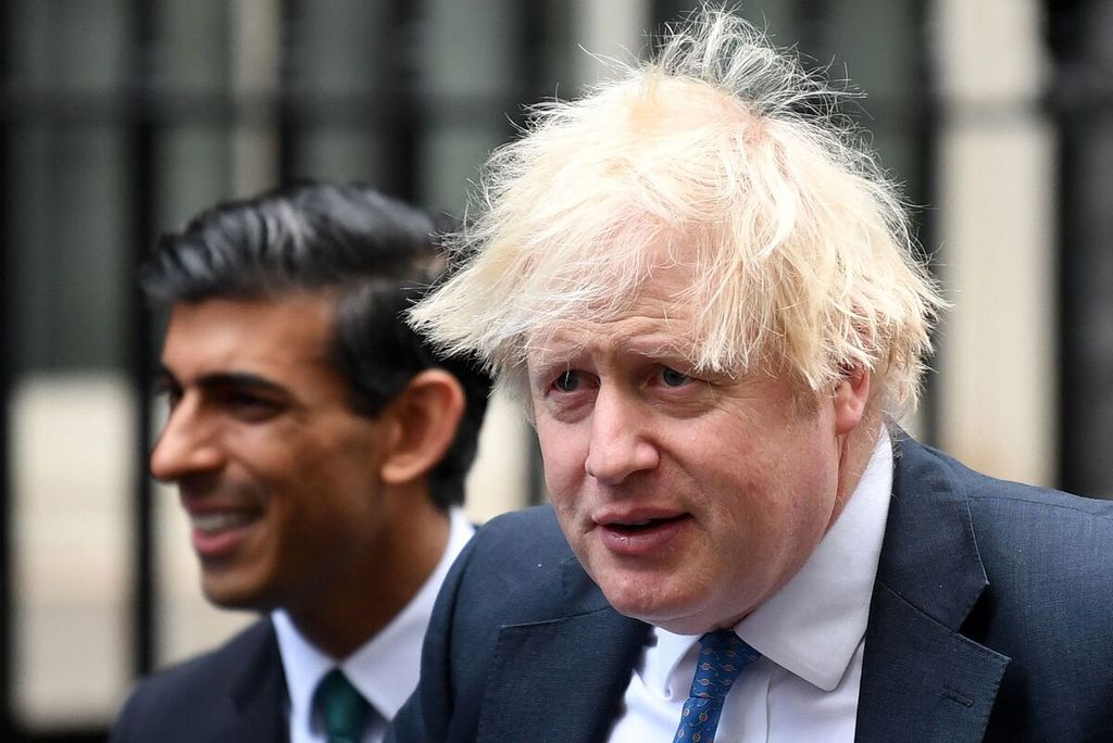 Foto yang diambil pada 31 Desember 2021 ini menunjukkan Perdana Menteri Inggris Boris Johnson (kanan) dan Menteri Keuangan Inggris Rishi Sunak pada Small Business Saturday Entrepreneurs di Downing Street, London. 