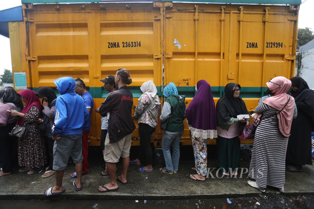 Antrean warga saat akan mendapatkan bantuan bahan makanan pokok murah Kartu Jakarta Pintar (KJP) Plus di Kantor Kelurahan Kramatjati, Jakarta Timur, Senin (29/1/2024). 