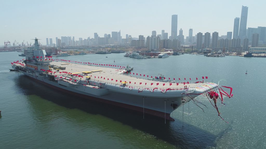 Pada 26 April 2017 ini, foto yang dirilis kantor berita China Xinhuamenunjukkan kapal induk China yang baru dibangun, Liaoning, dipindahkan dari dok kering ke air pada upacara peluncuran di galangan kapal di Dalian, Provinsi Liaoning, China. 