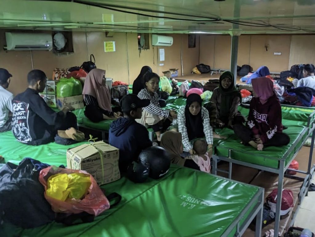 Passengers of KM Maloli have been unable to depart since Friday (23/12/2022) at Benteng Harbor, Selayar, South Sulawesi. Originally they were going to leave for East Nusa Tenggara but the extreme weather forced the cruise to be temporarily suspended.