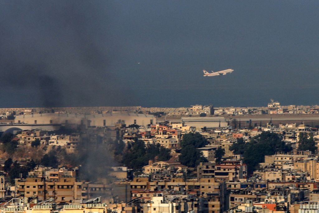 Sebuah penerbangan komersial Timur Tengah mengudara dari Bandara Internasional Beirut, di Lebanon, Sabtu (28/9/2024). Sejumlah negara Timur Tengah, seperti Jordania, Iran, dan Lebanon, menutup wilayah udaranya sampai batas waktu yang tidak ditentukan menyusul eskalasi konflik di Iran, Lebanon, dan Israel. 