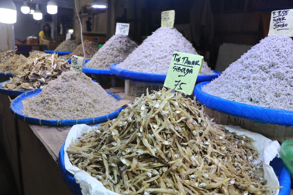 Berbagai jenis ikan asin dijual di Pusat Pasar Medan, Sumatera Utara, Sabtu (24/12/2022). Harga ikan laut meningkat karena permintaan yang naik menjelang Natal dan Tahun Baru dan menurunnya tangkapan karena cuaca buruk.