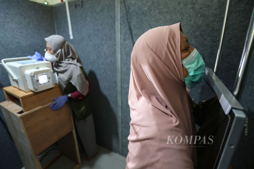 Warga bersiap untuk dilakukan rontgen di RPTRA Pinang Pola, Kecamatan Cilandak, Jakarta, Kamis (18/1/2024).