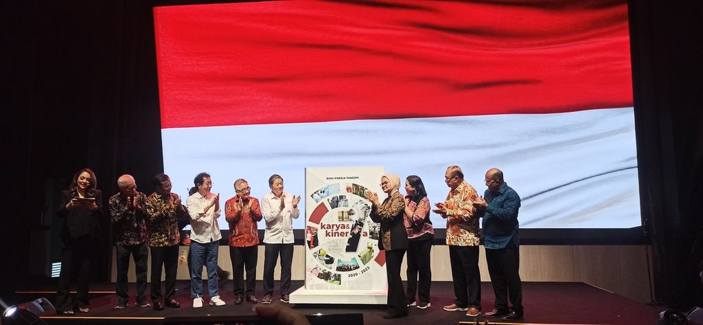 Kepala Badan Pengawas Obat dan Makanan Penny K Lukito bersama dengan pemangku kepentingan meluncurkan buku <i>Karya dan Kiner7a, Melewati Multi Krisis: Pandemi Covid-19</i>, di Jakarta, Senin (6/11/2023).