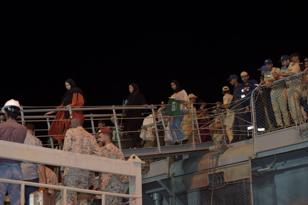 Warga negara Arab Saudi dan negara-negara lain tiba di Pangkalan Angkatan Laut King Faisal di Jeddah setelah dievakuasi dari Sudan. Kapal yang mengangkut 200 warga Arab Saudi dan warga 14 negara lain tiba di tempat itu, 24 April 2023. 