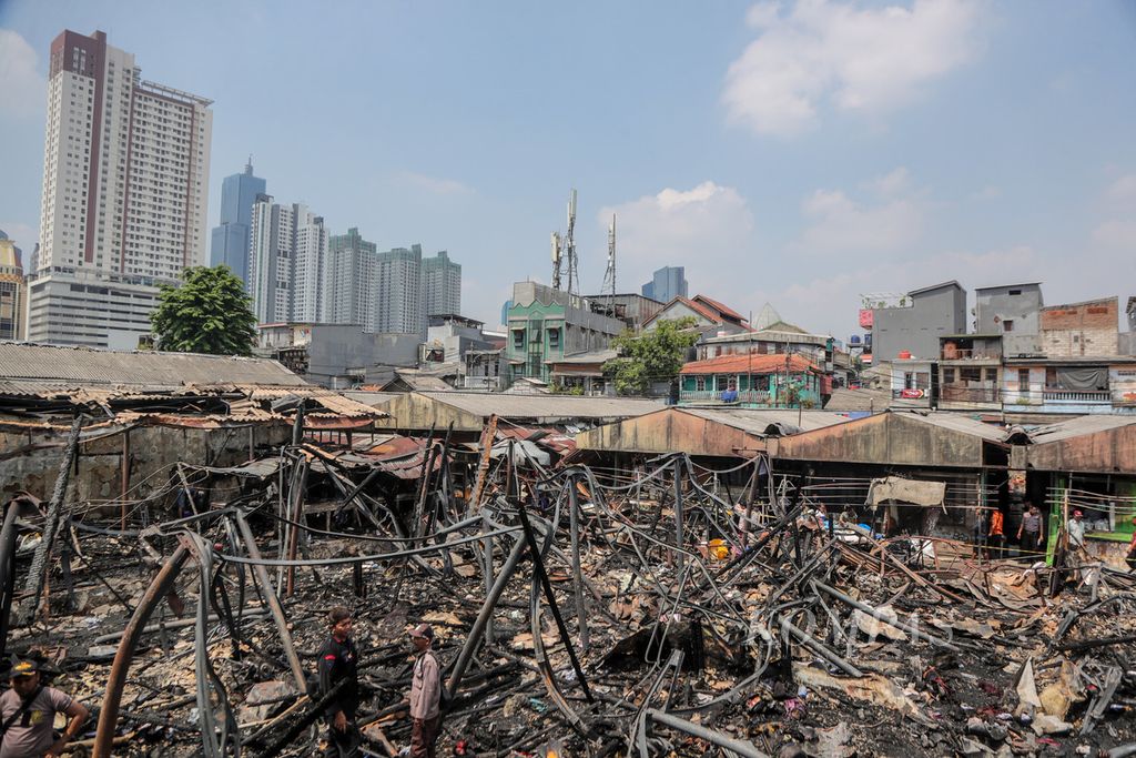 Remnants of the fire at Kambing Market, Tanah Abang, Jakarta, on Wednesday (9/8/2023). As many as 146 stalls were burned down due to the fire. According to residents, the fire was spotted at 06.45. It is suspected that the fire originated from a short circuit. As many as 17 fire trucks were deployed to extinguish the flames.