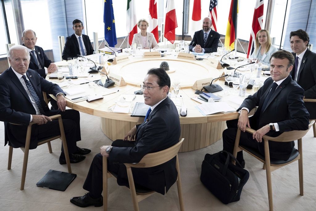 Para pemimpin G7 atau kelompok enam negara terkaya di dunia plus Uni Eropa bertemu saat KTT G7 di Hiroshima, Jepang, 19 Mei 2023.  