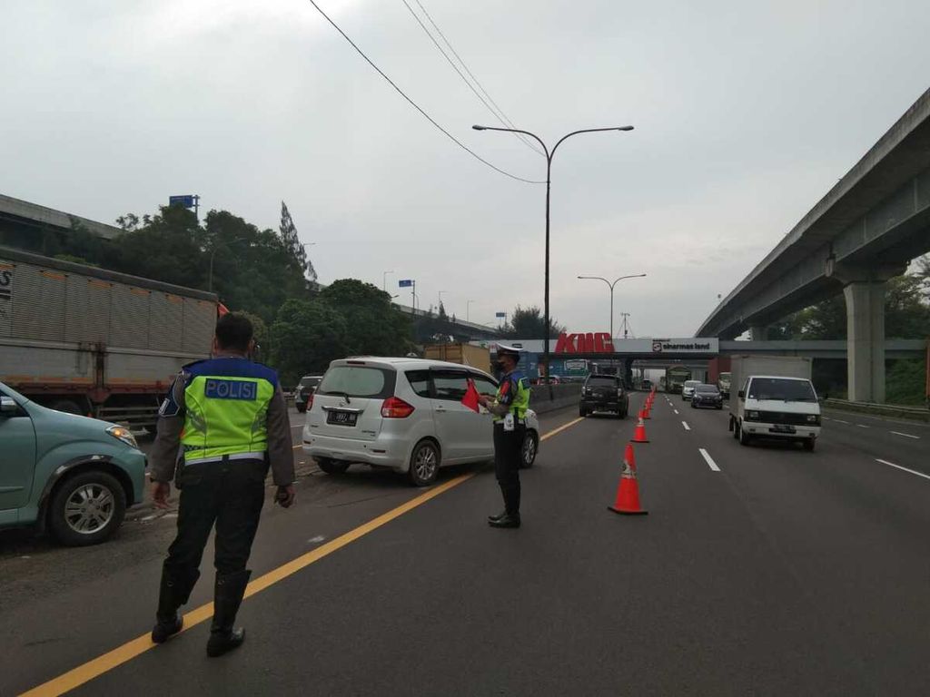 Suasana saat penerapan rekayasa lalu lintas <i>contraflow</i> di Jalan Tol Jakarta-Cikampek.