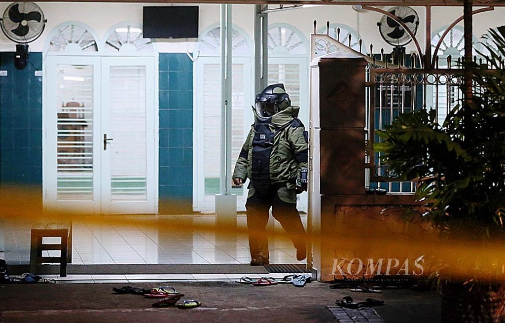 Polisi berpakaian antibom memeriksa kawasan Masjid Falatehan, Kebayoran Baru, Jakarta Selatan, Jumat (30/6) malam. Di lokasi ini, dua anggota polisi diserang orang tak dikenal  menggunakan senjata tajam hingga melukai wajah dan leher mereka. Pelaku kemudian tewas ditembak.