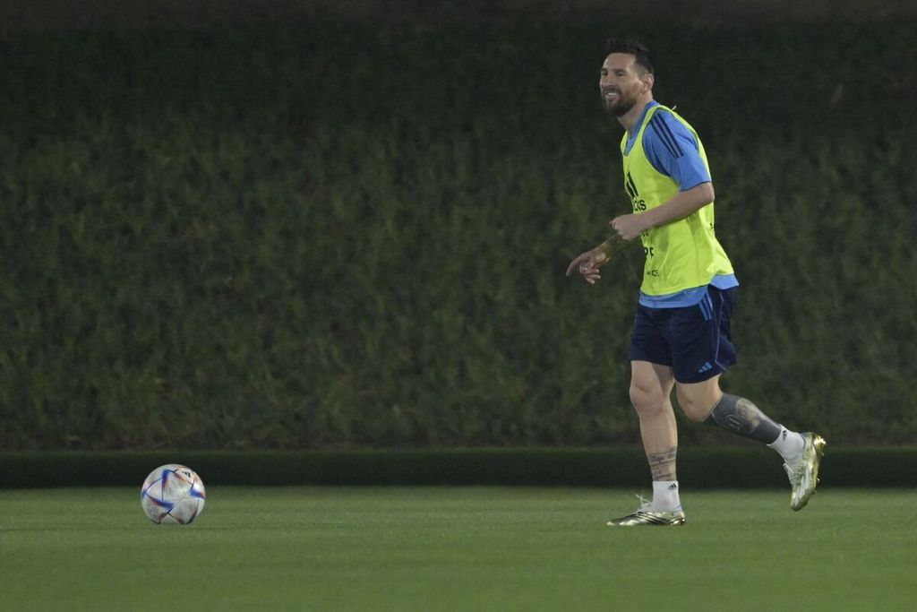 Kapten Argentina, Lionel Messi (tengah), mengikuti latihan tim nasional Argentina di lapangan Qatar University, Doha, 6 December 2022.