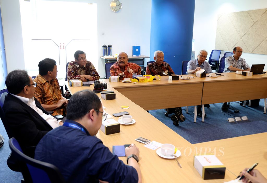 Jajaran Pimpinan Akademi Ilmu Pengetahuan Indonesia (AIPI) yang diketuai oleh Prof Dr Daniel Murdiyarso (paling kiri) saat berkunjung ke Kantor Redaksi Harian <i>Kompas</i> di Jakarta, Jumat (18/8/2023). Selain untuk memperkenalkan pimpinan baru AIPI, kunjungan ini juga untuk berdiskusi terkait berbagai permasalahan di Indonesia. Kunjungan ini ditemui oleh Pemimpin Redaksi (Pemred) Harian <i>Kompas</i> Sutta Dharmasaputra (berkemeja lengan panjang warna biru) dan jajarannya. 