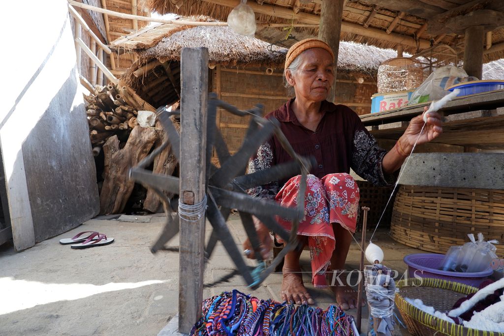 Seorang perempuan memintal benang untuk ditenun di Dusun Adat Sasak Sade, Lombok Tengah, NTB, beberapa waktu lalu.