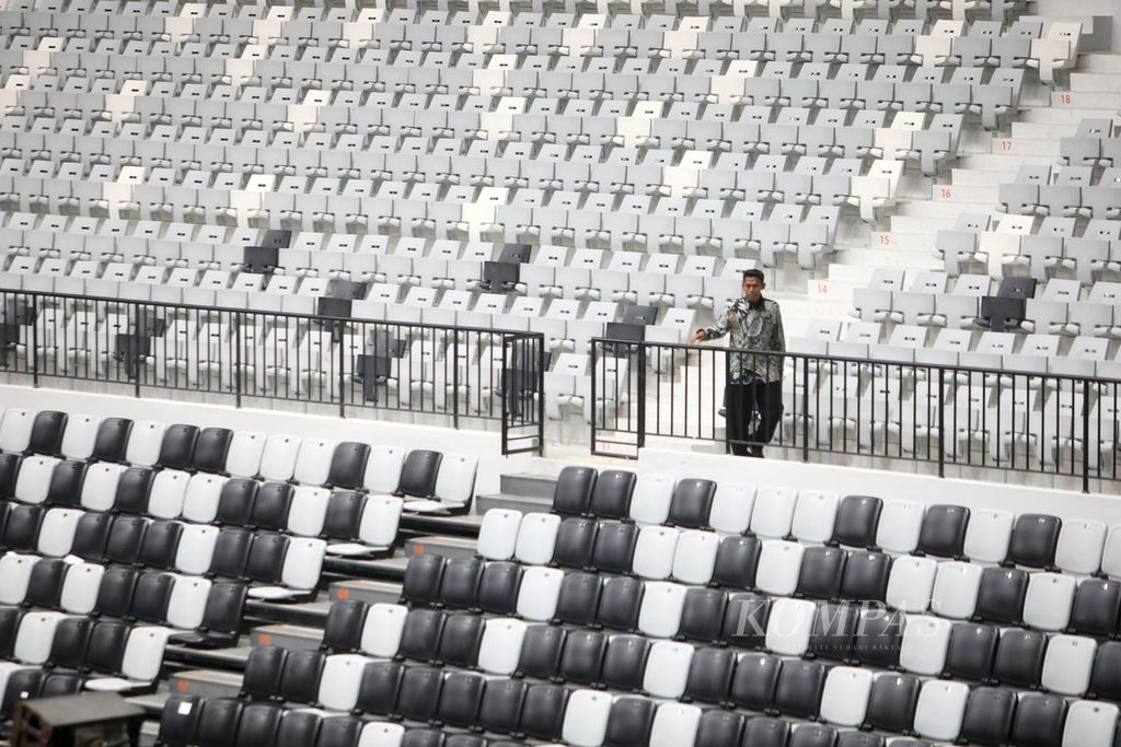 Petugas keamanan di antara kursi penonton Indonesia Arena di kompleks olahraga Gelora Bung Karno, Senayan, Jakarta, Senin (7/8/2023). Stadion berkapasitas 16.000 penonton ini dibangun dengan biaya Rp 640 miliar selama 18 bulan. 