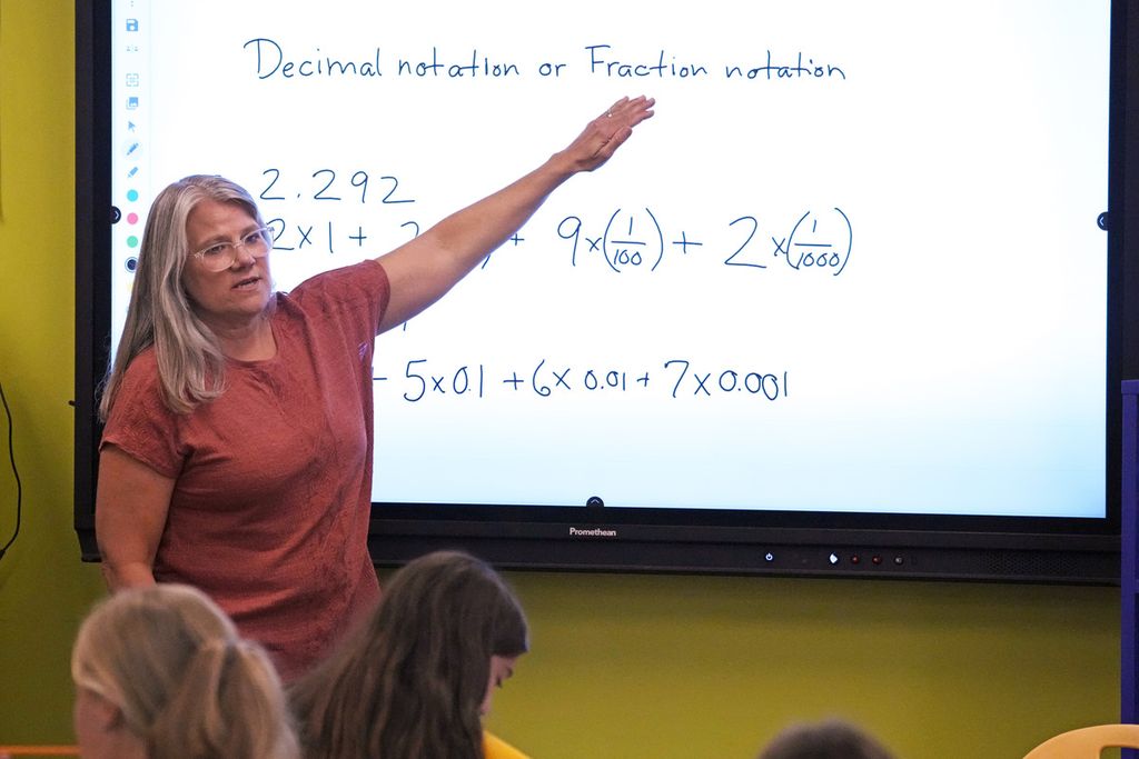 Kelas matematika di Wheeling Country Day School, di Wheeling, Amerika Serikat, 1 September 2023. 
