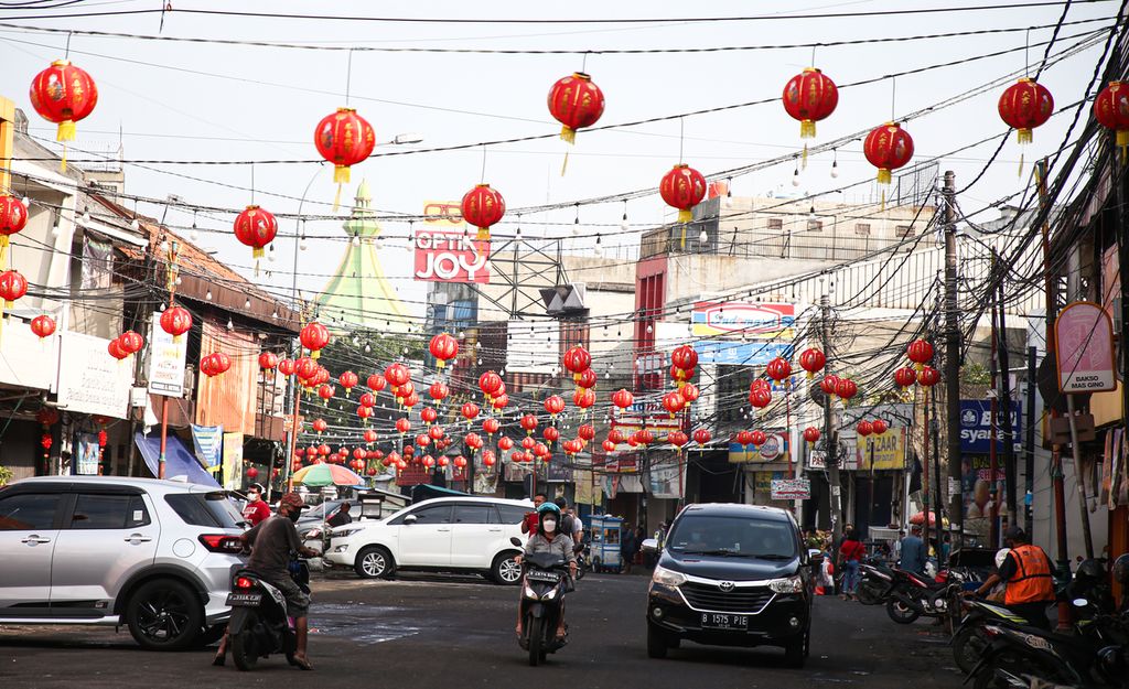 Suasana jalan Kisamaun, Pasar Lama, Kota Tangerang, Banten, yang dipenuhi hiasan lampion untuk menyemarakkan perayaan Imlek, Selasa (1/2/2022). 