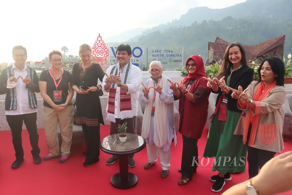 Anggota delegasi dan tuan rumah W20 di Parapat, Simalungun, Sumatera Utara, berfoto, Senin (18/7/2022). Delegasi dari 15 negara dan Uni Eropa hadir dalam kesempatan itu.