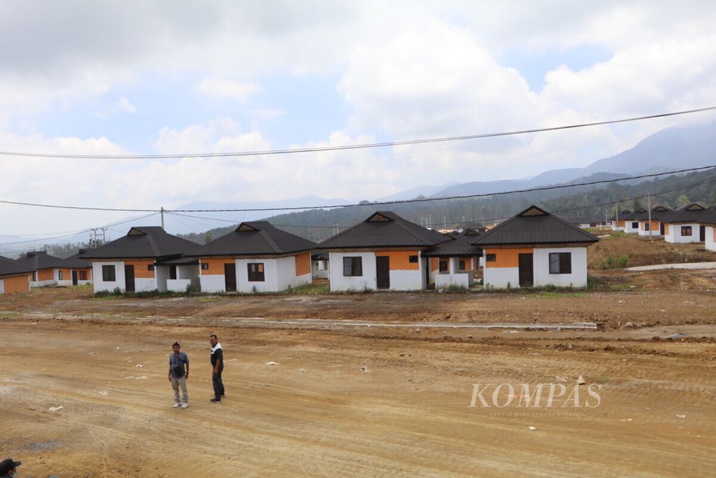 Hamparan rumah untuk relokasi tahap III bencana letusan Gunung Sinabung di kawasan Siosar, Kecamatan Merek, Kabupaten Karo, Sumatera Utara, Kamis (4/3/2021). Relokasi tahap III diminta selesai tahun ini. 