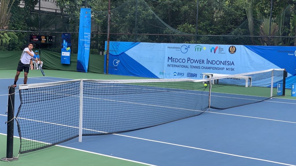 Petenis Indonesia, M Rifqi Fitriadi saat menghadapi wakil Rumania, Nicholas David Ionel, pada babak perempat final seri kedua turnamen Medco Power Tennis Champinships M15 2023 di lapangan tenis Hotel Sultan, Jumat (27/1/2023). Rifqi takluk dalam dua set langsung, 0-6, 6-7 (4/7).