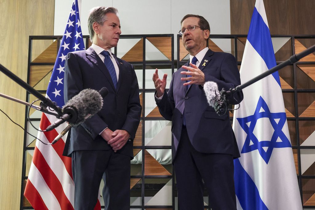 Menteri Luar Negeri AS Antony Blinken (kiri) dan Presiden Israel Isaac Herzog berpidato menjelang pertemuan mereka di Tel Aviv pada 19 Agustus 2024.