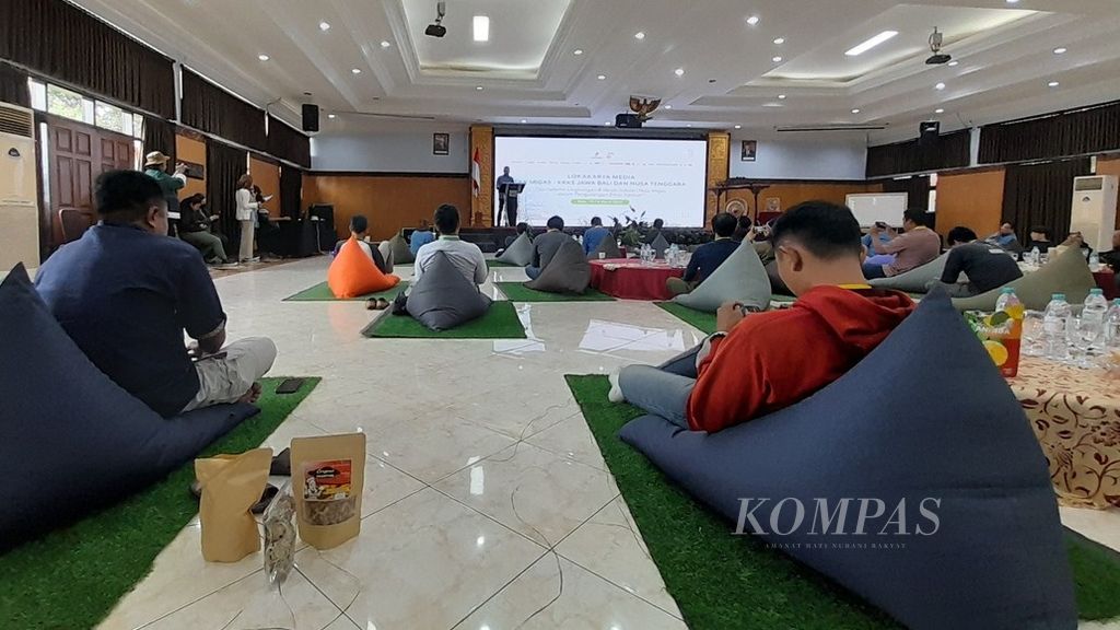 Suasana diskusi pada lokakarya bertajuk Jurnalisme Lingkungan dan Peran Industri Hulu Migas dalam Pengurangan Emisi Karbon yang berlangsung di Kota Batu, Jawa Timur, Rabu (15/3/2023) sore.