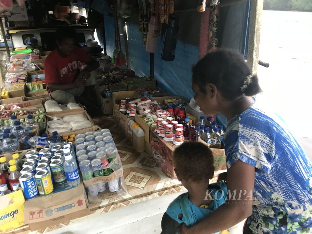 Seoang ibu dan anak di pedalaman Kampung Saga, Sorong Selatan, membeli makanan-makanan instan di jolor-jolor atau warung di atas perahu. Tren global menunjukkan, tren obesitas lebih tinggi di perdesaan dibandingkan perkotaan, salah satunya karena kemudahan akses makanan instan. 