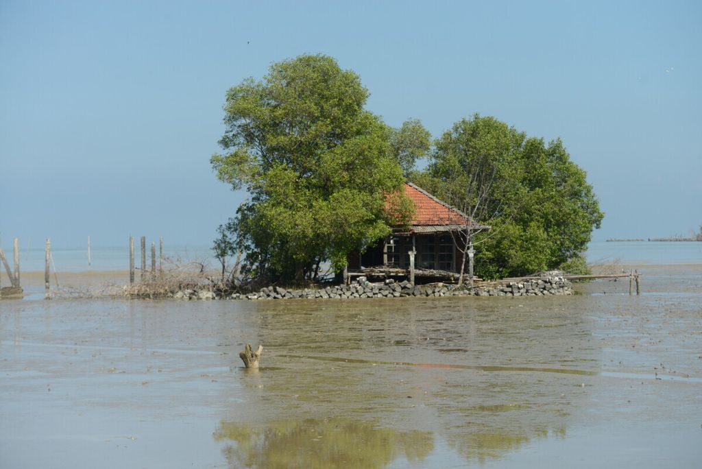 Sebuah rumah yang masih bertahan setelah daratannya menghilang ketika pasang air laut tiba kembali di Desa Bedono, Kecamatan Sayung, Kabupaten Demak, Jawa Tengah, Selasa (28/1/2020). Sebagian warga yang menempati kawasan tersebut terpaksa pindah ketika rumah dan pekarangannya mulai tenggelam.