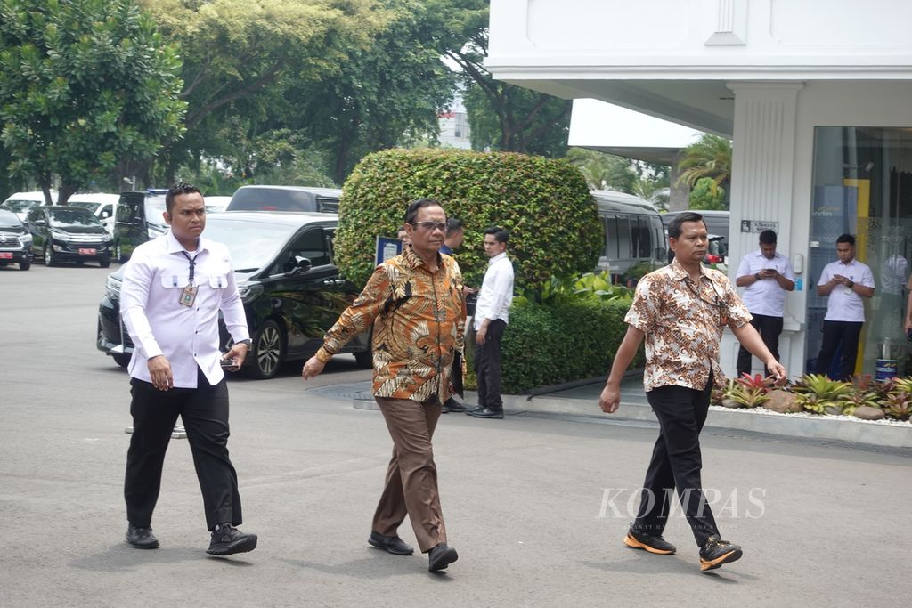 Menteri Koordinator Bidang Politik, Hukum, dan Keamanan Mahfud MD di Kompleks Istana Kepresidenan, Jakarta, sesaat sebelum mengikuti rapat terbatas tentang pencegahan dan penindakan secara hukum terhadap kejahatan narkoba.