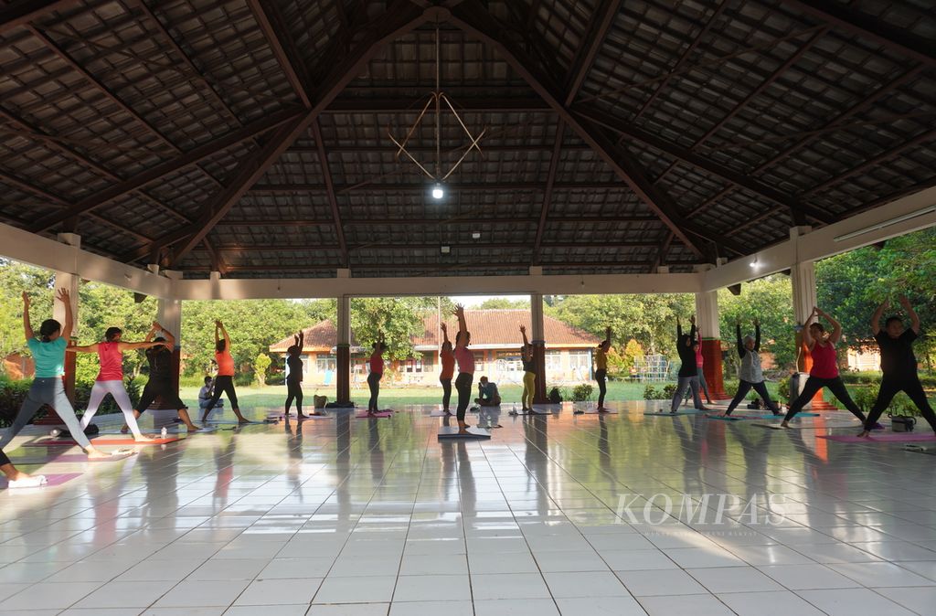 Aktivitas <i>yoga charity</i> atau yoga sambil beramal di pendopo SOS Children's Village, Kecamatan Banyumanik, Kota Semarang, Jawa Tengah, Sabtu (9/4/2022). Dalam kegiatan tersebut, para peserta mendapatkan manfaat ganda, yakni kebugaran tubuh dan pahala.