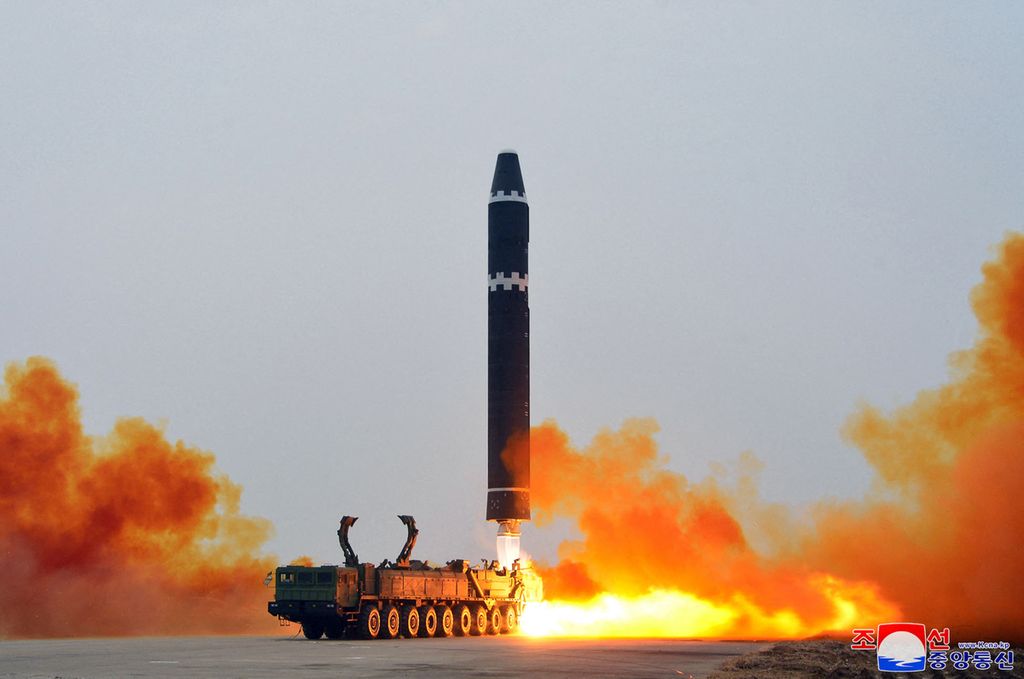 Foto yang diambil pada 18 Februari 2023 ini dirilis oleh kantor berita resmi Korea Utara, KCNA, pada 19 Februari 2023. Foto ini menunjukkan uji tembak rudal balistik antarbenua (ICBM) Hwasong-15 di Bandara Internasional Pyongyang, Korea Utara.
