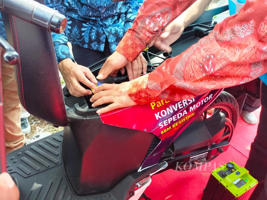 Aktivitas penggantian baterai di kendaraan sepeda motor listrik, diperagakan di area parkir Taman Wisata Candi Borobuduir, Kabupaten Magelang, Jawa Tengah, Sabtu (4/6/2022).