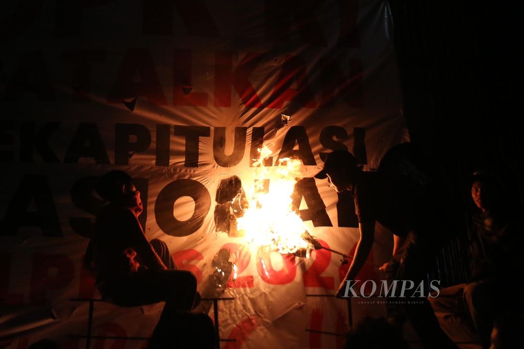 Activists staged a rally and burned various attributes in front of the DPR building, Gatot Subroto Street, Central Jakarta, on Tuesday (19/3/2024). The protesters rejected the violations and frauds in the 2024 election and pushed for an investigative inquiry to be held.
