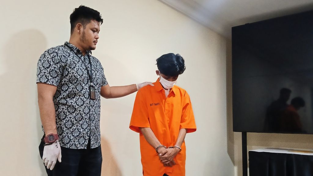 Nico Yandi Putra, tersangka pembunuhan terhadap teman kencannya, RN (35), saat akan dihadirkan dalam rilis pengungkapan tindak pidana pembunuhan, Kamis (25/4/2024).