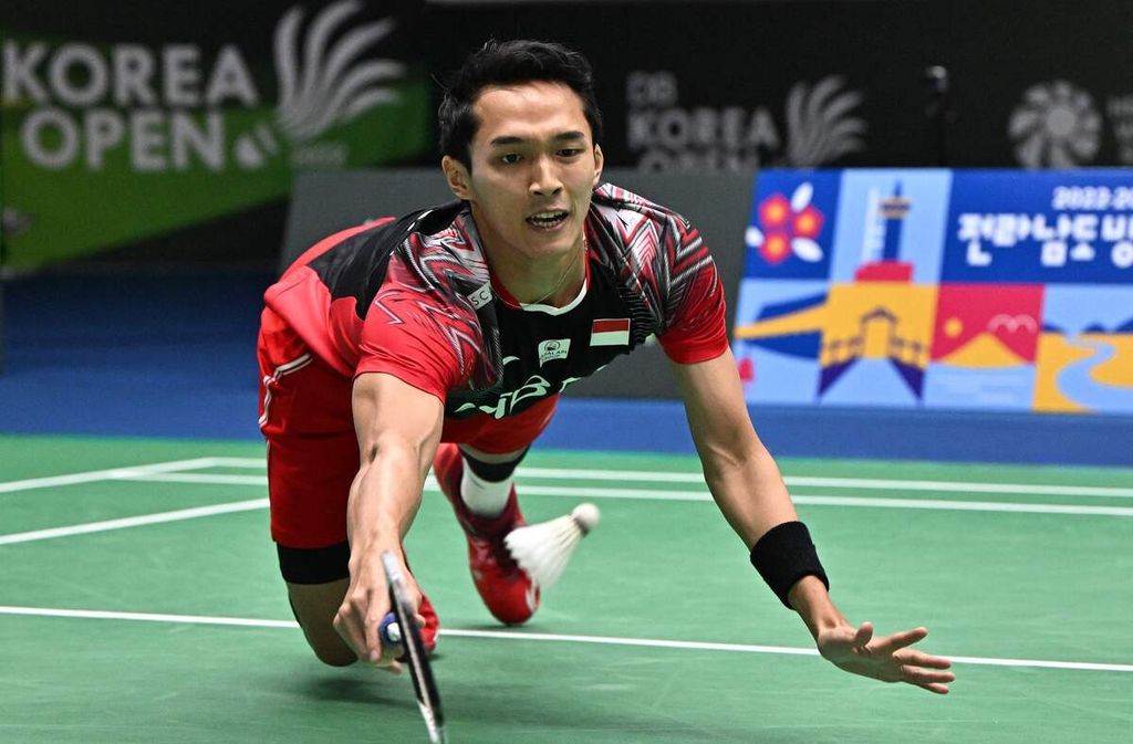 Jonatan Christie berusaha mengembalikan kok saat melawan Kidambi Srikanth (India) dalam pertandingan semifinal tunggal putra Korea Terbuka di Stadion Palma, Suncheon, Korsel, Sabtu (9/4/2022). Jonatan menang 21-19, 21-16. Selanjutnya, Jonatan akan menghadapi Weng Hong Yang (China) di final pada Minggu (10/4/2022). 