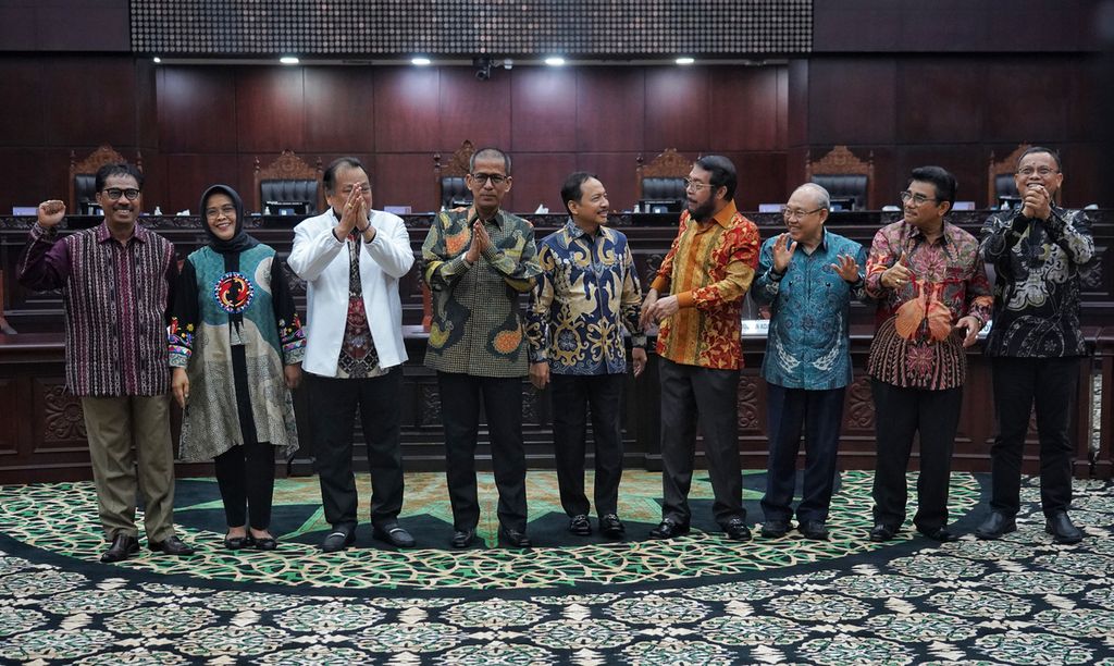 Suasana saat hakim konstiusi yang terpilih menjadi Ketua Mahkamah Konstitusi Suhartoyo (tengah) berfoto bersama dengan 8 hakim konstitusi lainnya seusai pemilihan dan pengumuman Ketua Mahkamah Konstitusi (MK) baru di Gedung Mahkamah Konstitusi, Jakarta, Kamis (9/11/2023).